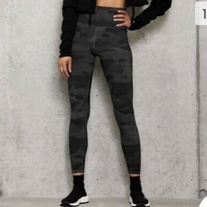 ALO Yoga High-Rise Camo Leggings in Charcoal and Black